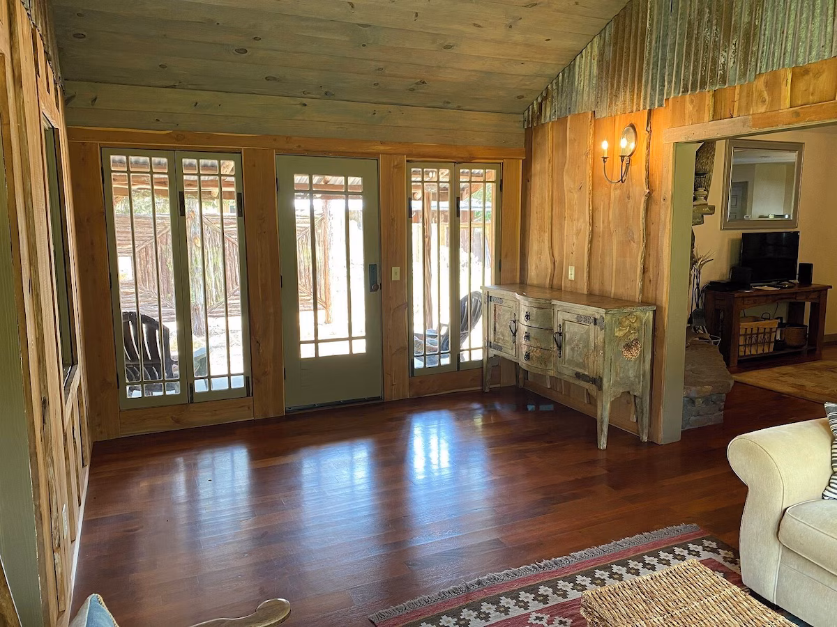 Crossland House, cabin with a private hot tub, photo 2