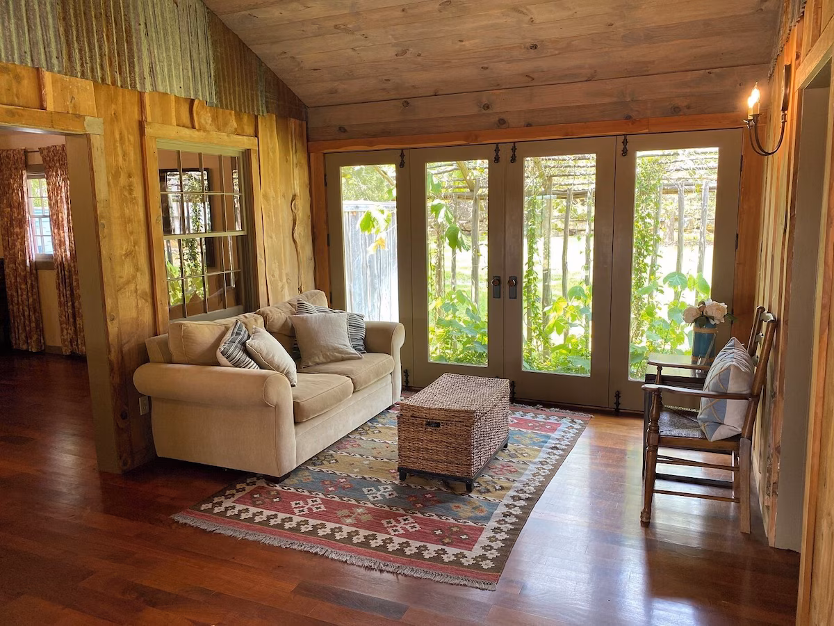 Crossland House, cabin with a private hot tub, photo 3