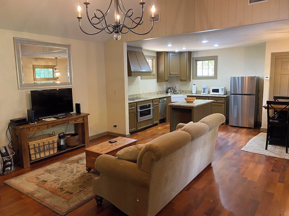 Crossland House, cabin with a private hot tub, photo 4