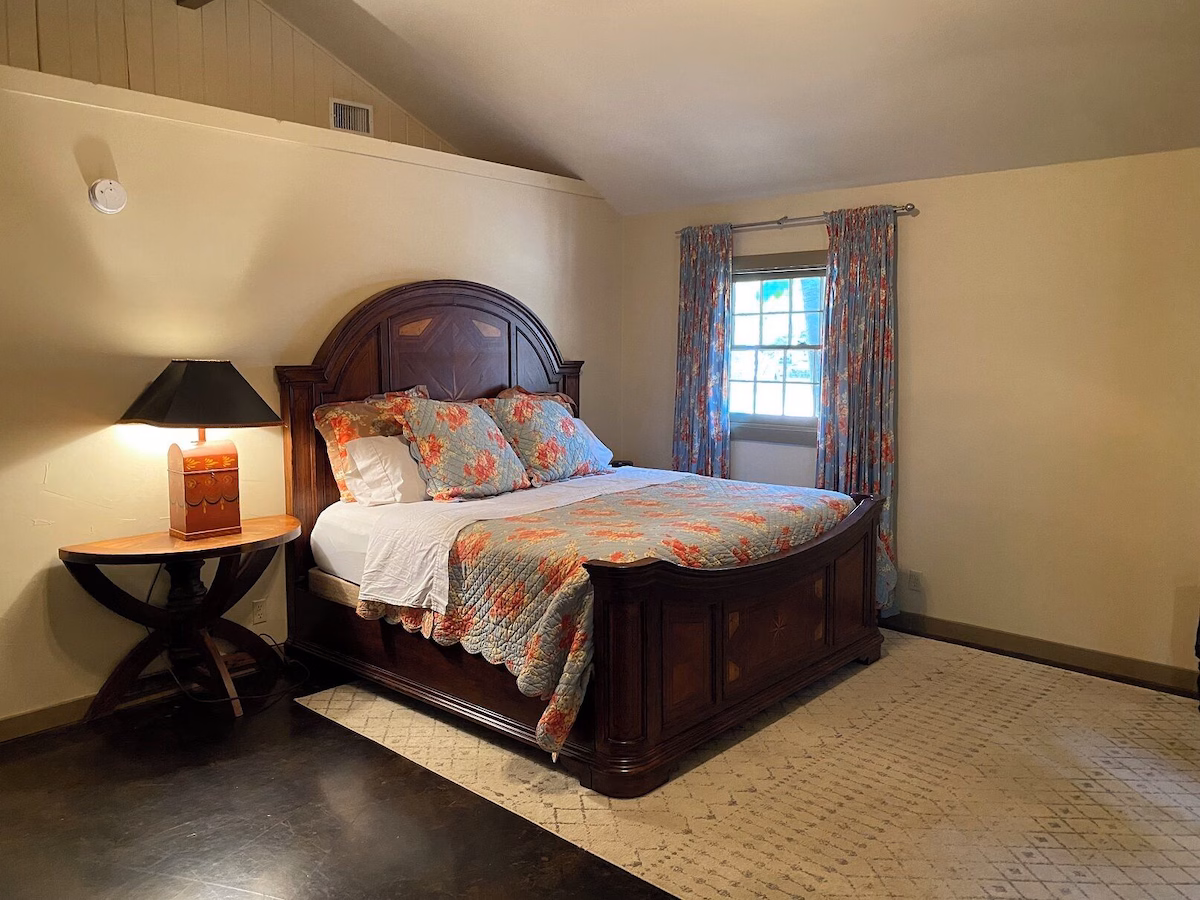 Crossland House, cabin with a private hot tub, photo 7