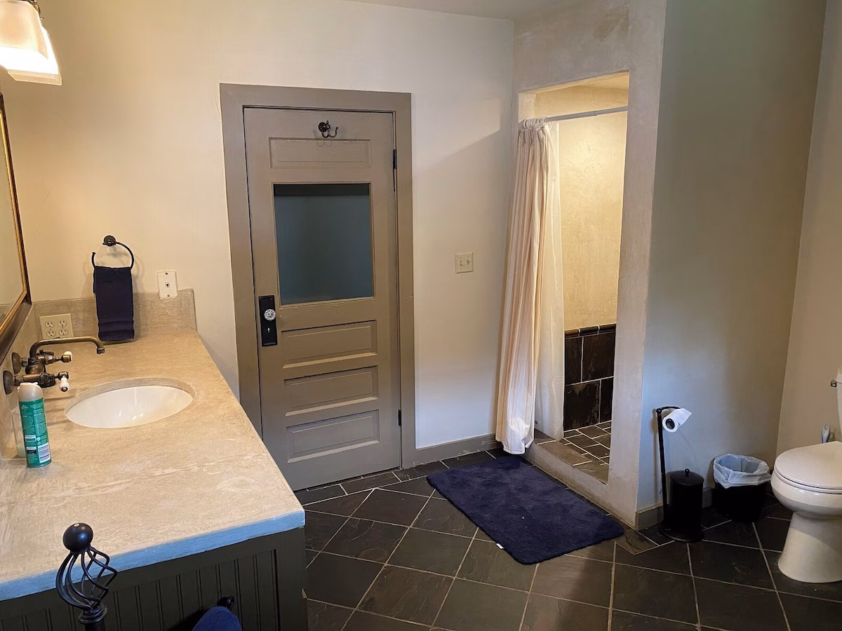 Crossland House, cabin with a private hot tub, photo 8
