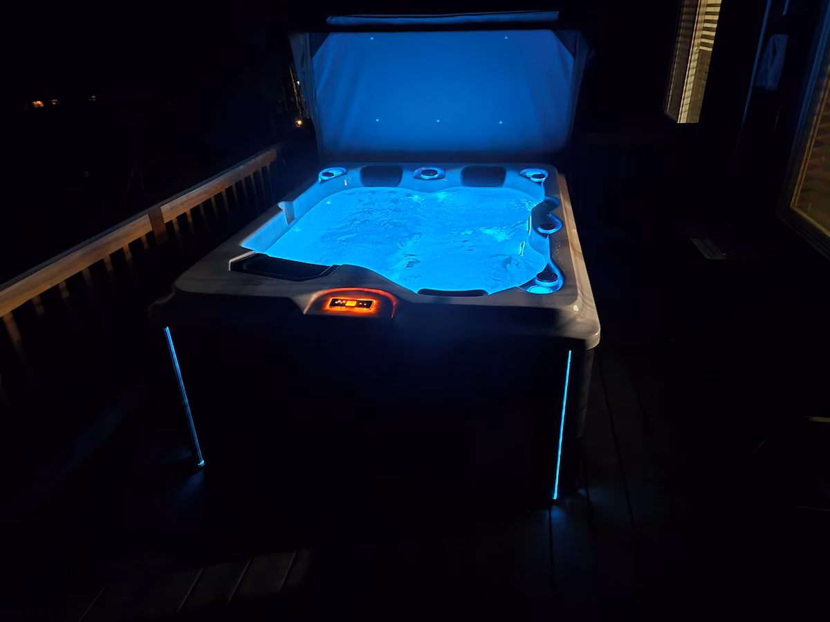 Dovetail Den, cabin with a private hot tub, photo 3