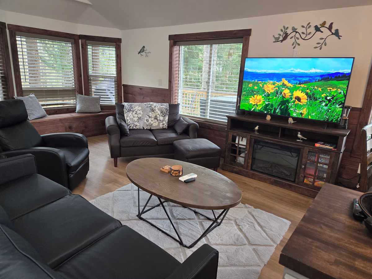 Dovetail Den, cabin with a private hot tub, photo 5