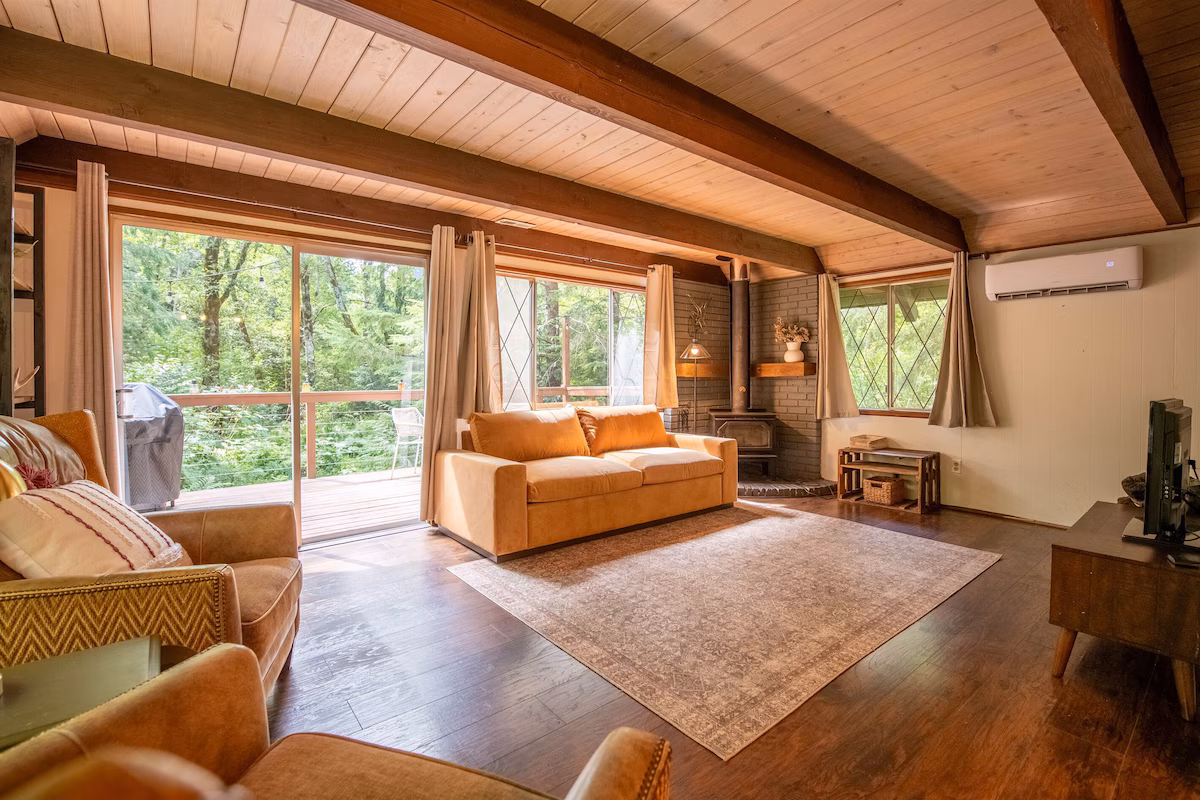 Fog & Fern Hideaway, cabin with a private hot tub, photo 3