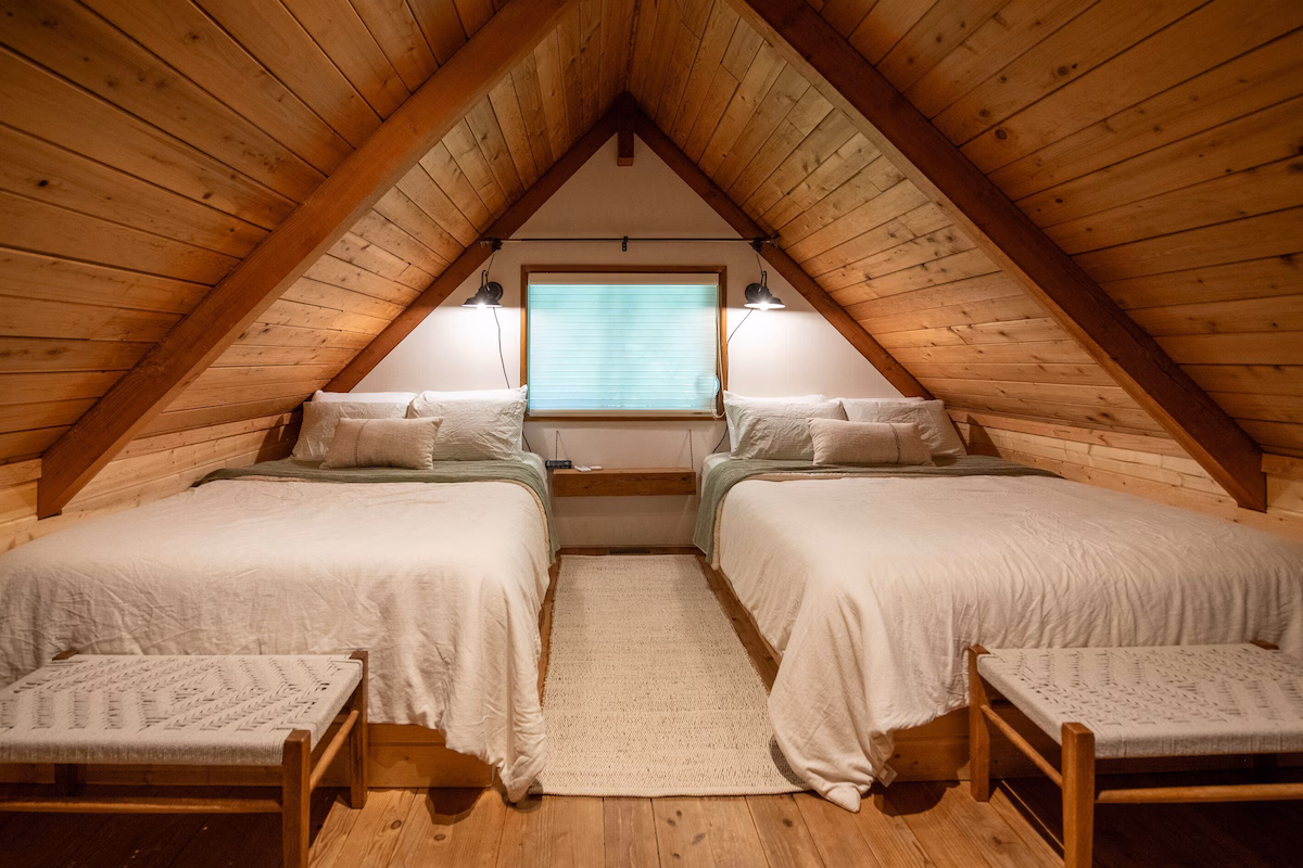 Fog & Fern Hideaway, cabin with a private hot tub, photo 2