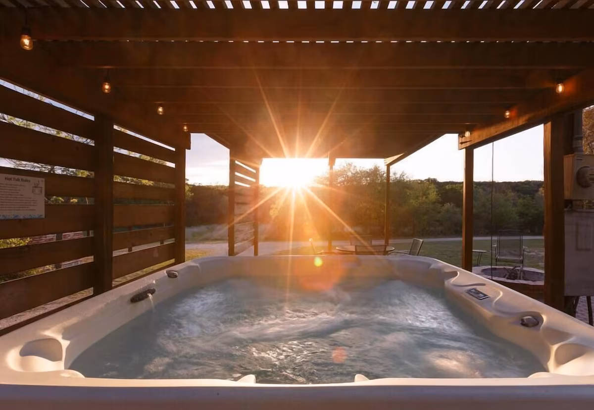 Paper Moon Log Cabin, cabin with a private hot tub, photo 1