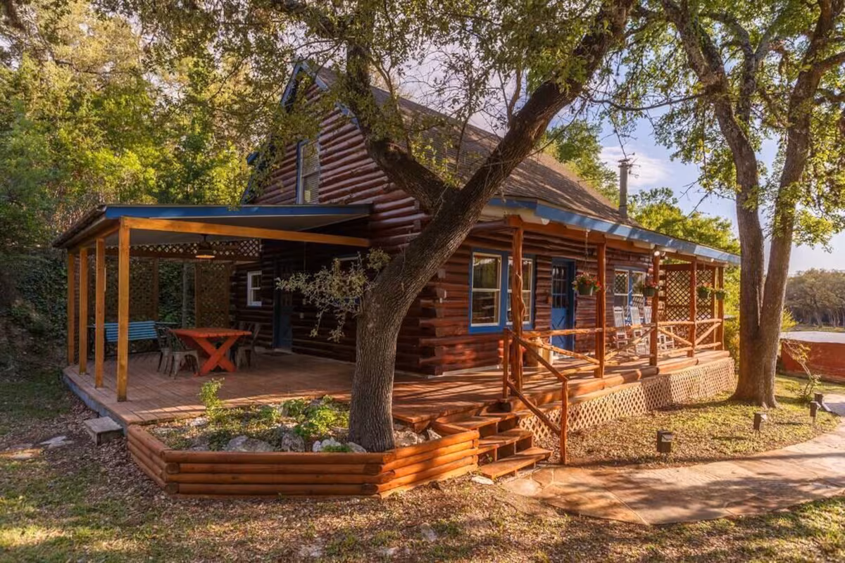 Paper Moon Log Cabin, cabin with a private hot tub, photo 2