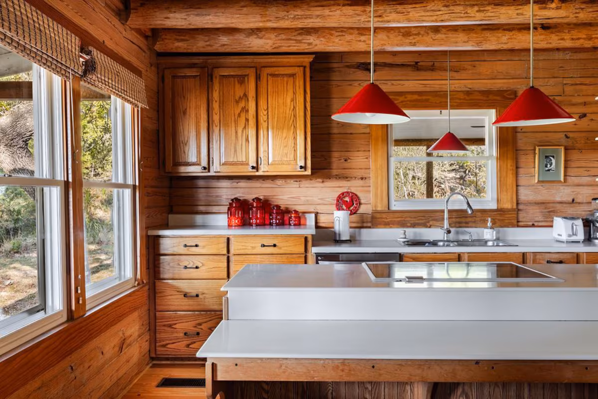 Paper Moon Log Cabin, cabin with a private hot tub, photo 3