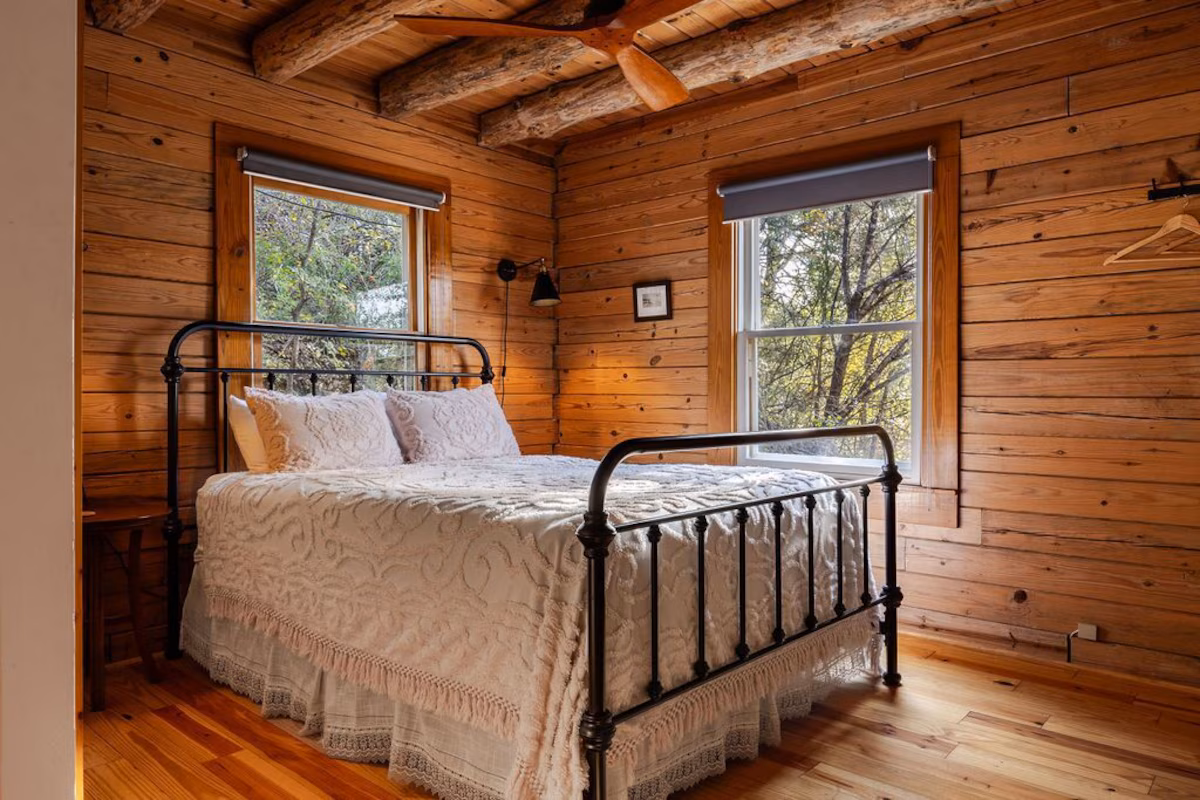 Paper Moon Log Cabin, cabin with a private hot tub, photo 4