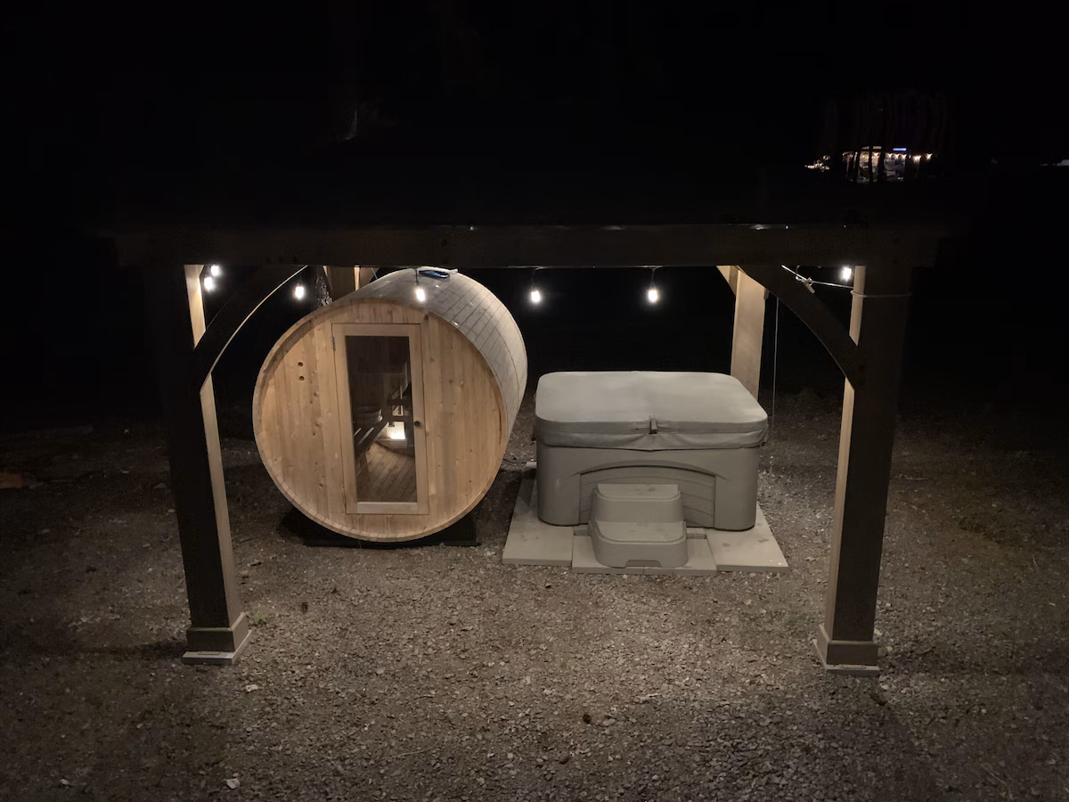 Hera’s Chalet, cabin with a private hot tub, photo 5