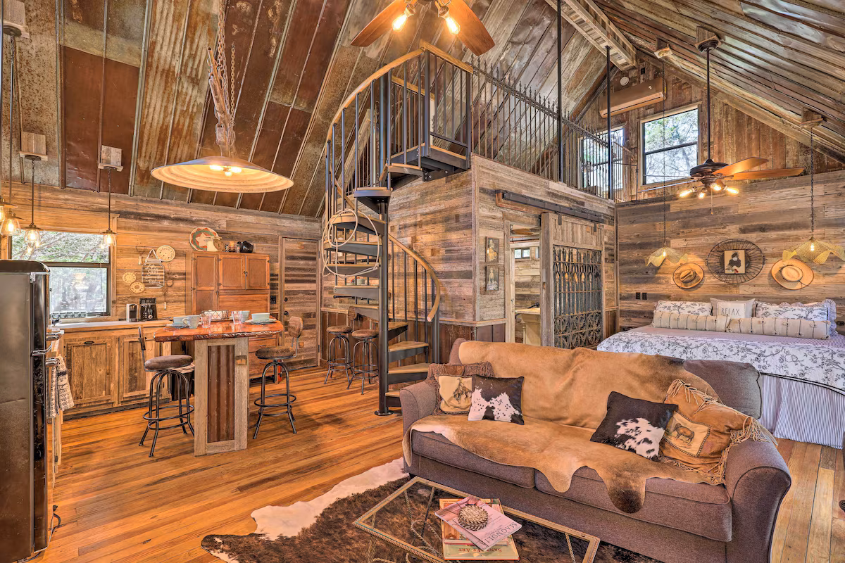 Horse Thief Inn, cabin with a private hot tub, photo 2