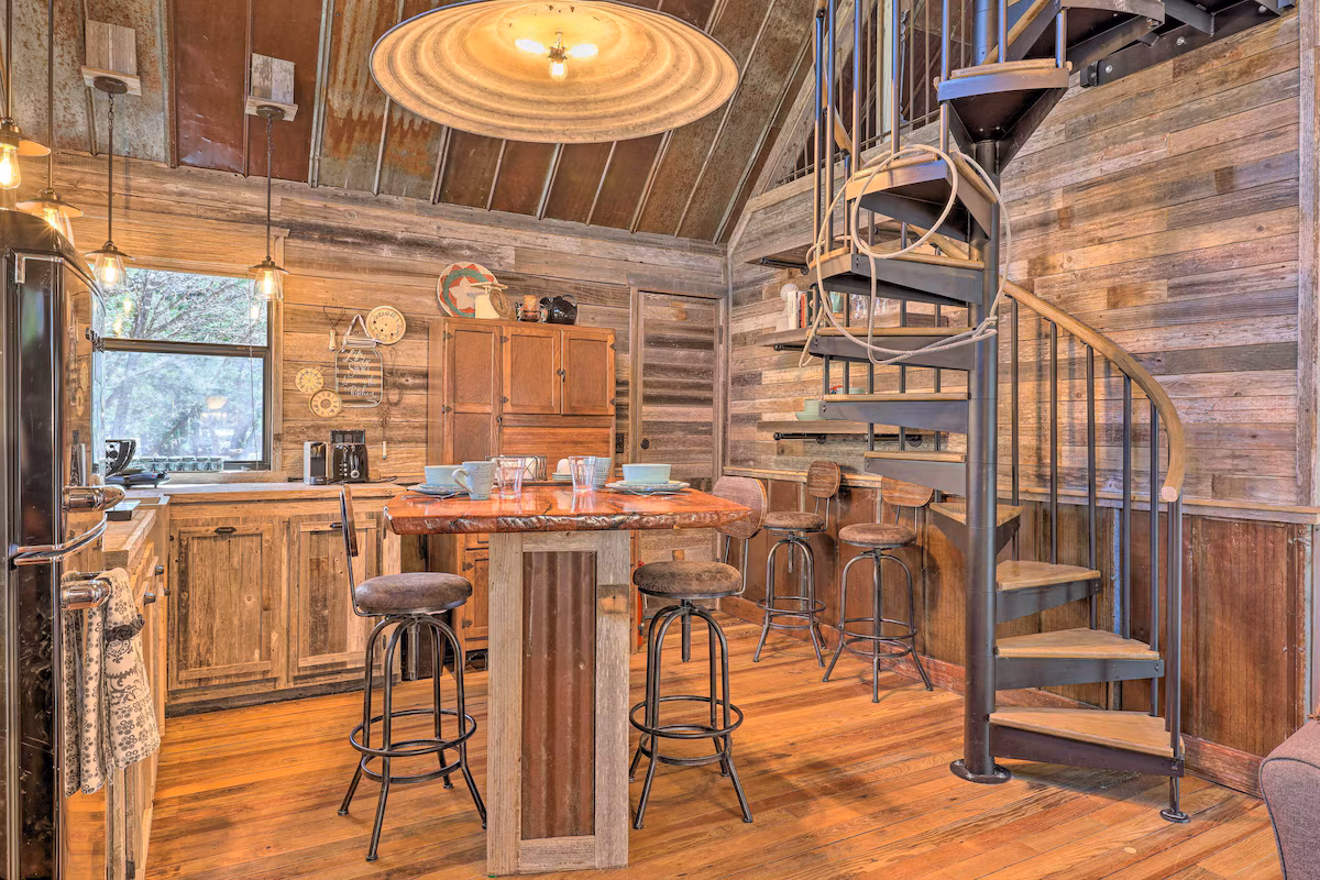 Horse Thief Inn, cabin with a private hot tub, photo 3