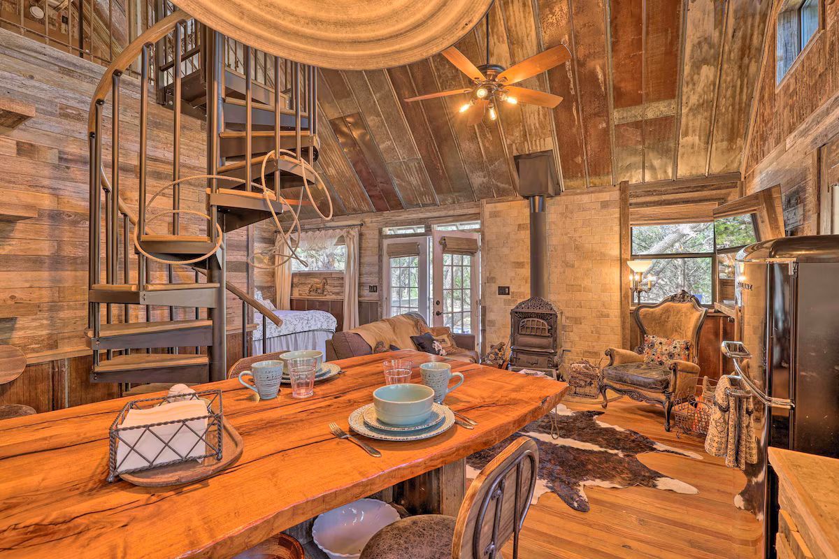 Horse Thief Inn, cabin with a private hot tub, photo 4