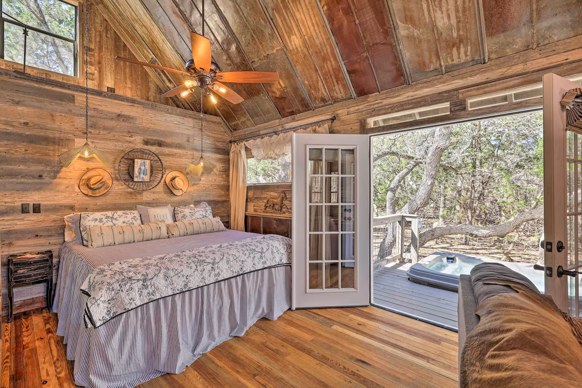 Horse Thief Inn, cabin with a private hot tub, photo 5