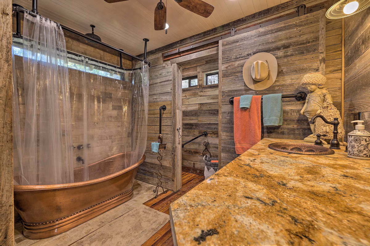Horse Thief Inn, cabin with a private hot tub, photo 6