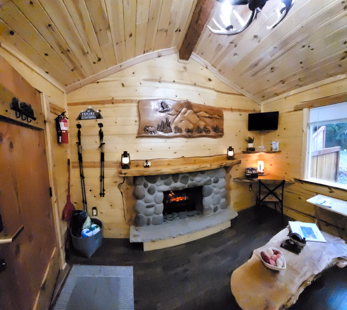 Knotty Shack Cabin, cabin with a private hot tub, photo 4