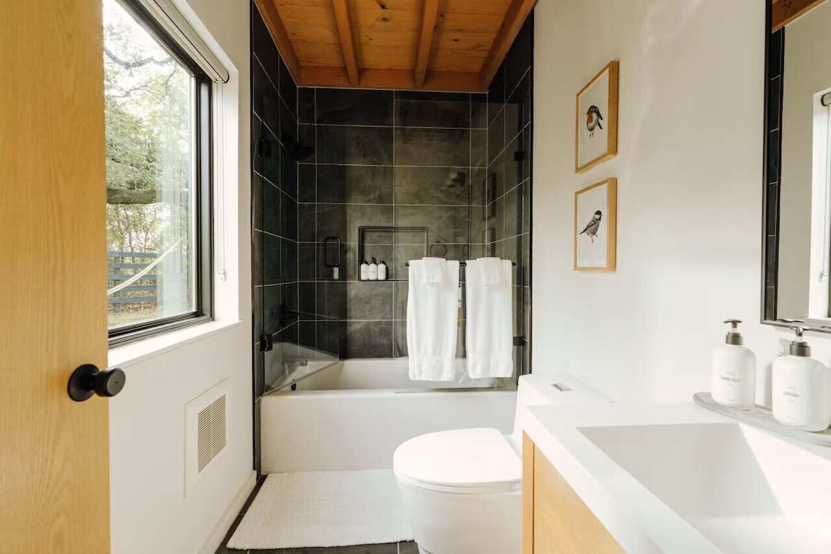 Lakeside North Modern Cabin, cabin with a private hot tub, photo 3