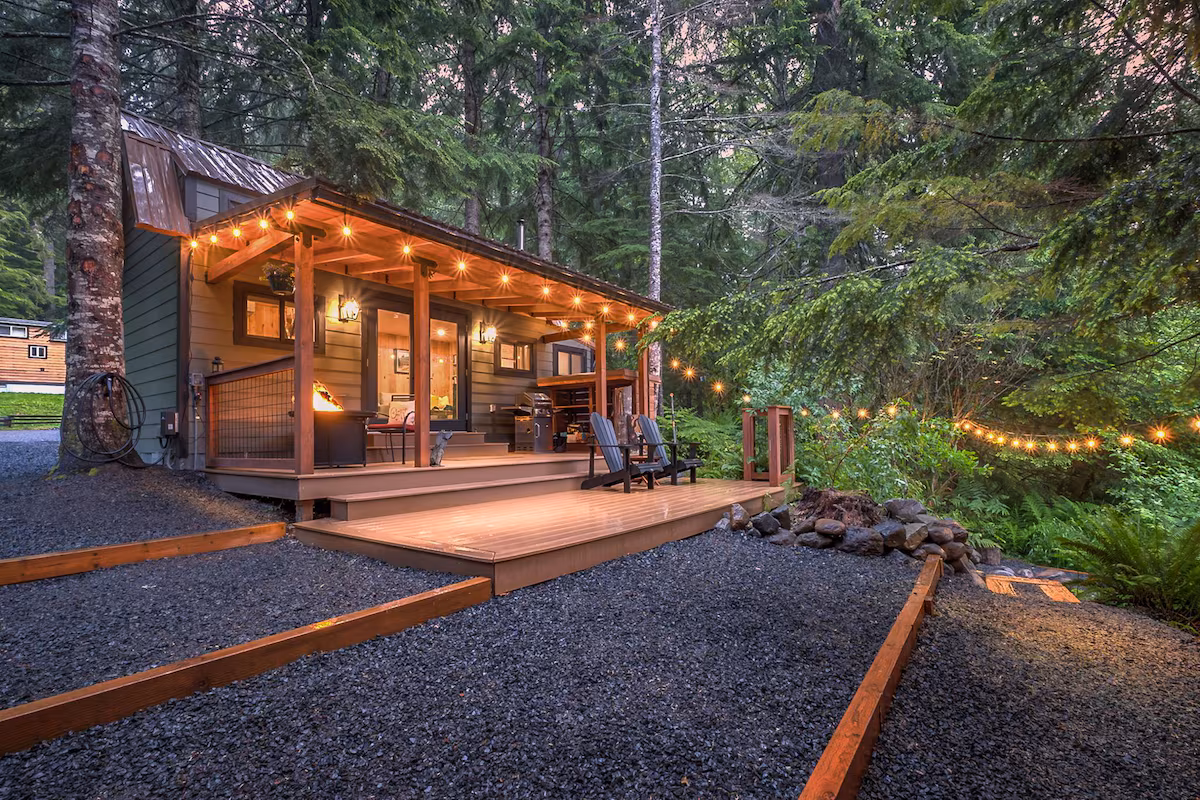 Li’l Finch cabin, cabin with a private hot tub, photo 7