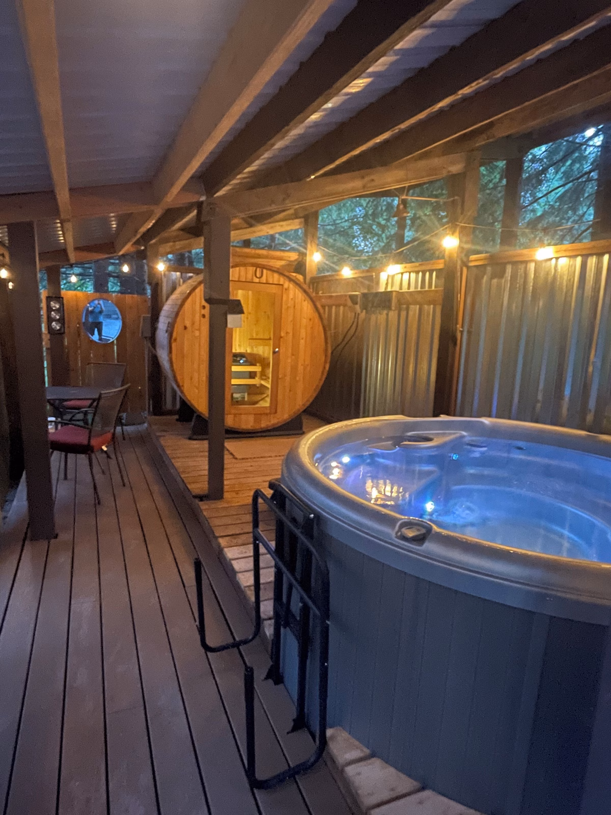 Li’l Finch cabin, cabin with a private hot tub, photo 1