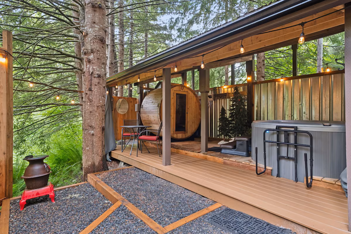 Li’l Finch cabin, cabin with a private hot tub, photo 3