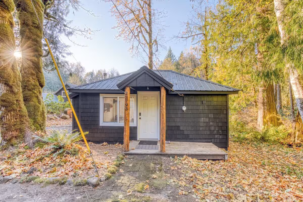 Lolo Riverfront Bungalow, cabin with a private hot tub, photo 8