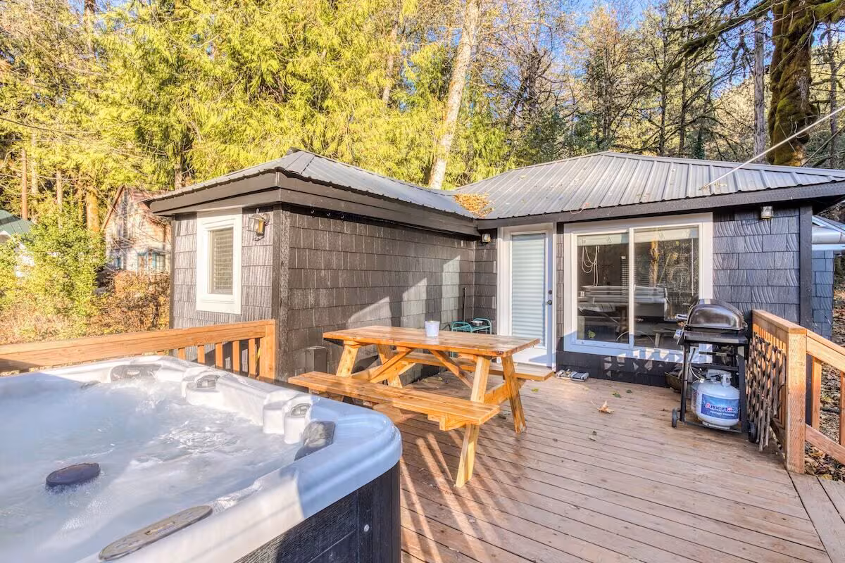 Lolo Riverfront Bungalow, cabin with a private hot tub, photo 4