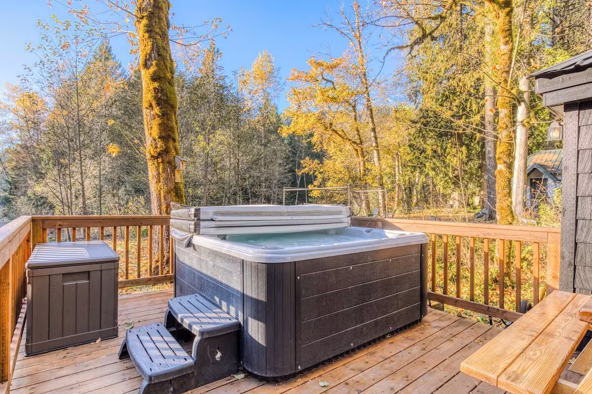 Lolo Riverfront Bungalow, cabin with a private hot tub, photo 1