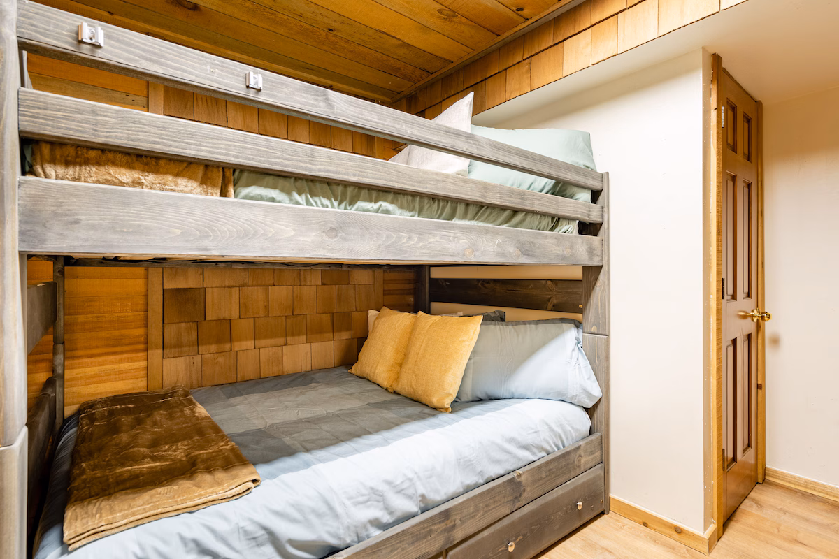 MT HOOD CABIN, cabin with a private hot tub, photo 2