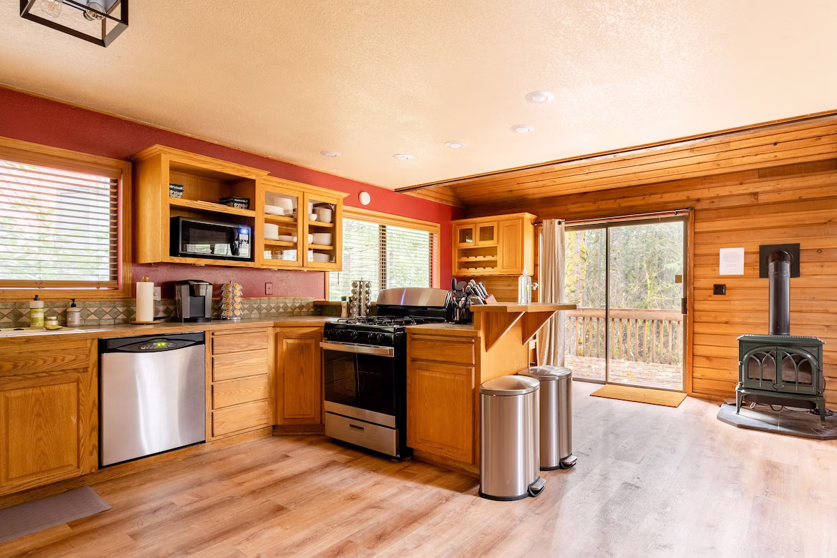 MT HOOD CABIN, cabin with a private hot tub, photo 4