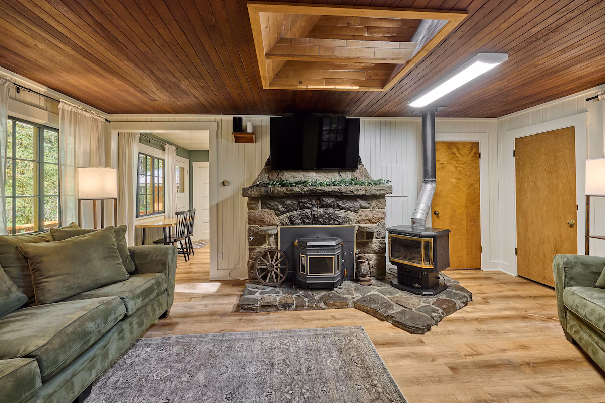 Marion Pines, cabin with a private hot tub, photo 4