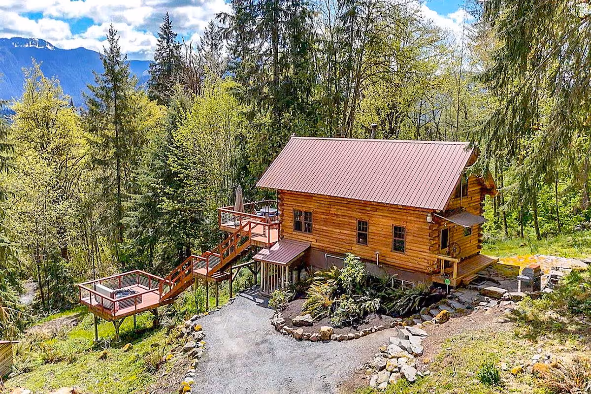 MossHenge Cabin, cabin with a private hot tub, photo 5