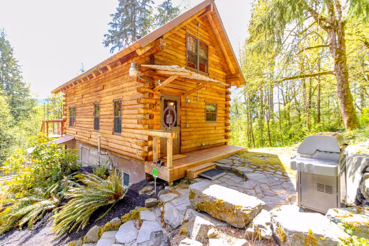 MossHenge Cabin, cabin with a private hot tub, photo 2