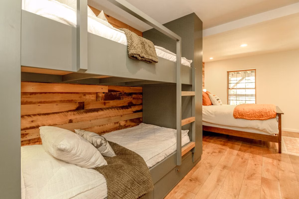 MossHenge Cabin, cabin with a private hot tub, photo 3