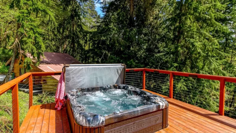 MossHenge Cabin, cabin with a private hot tub, photo 1