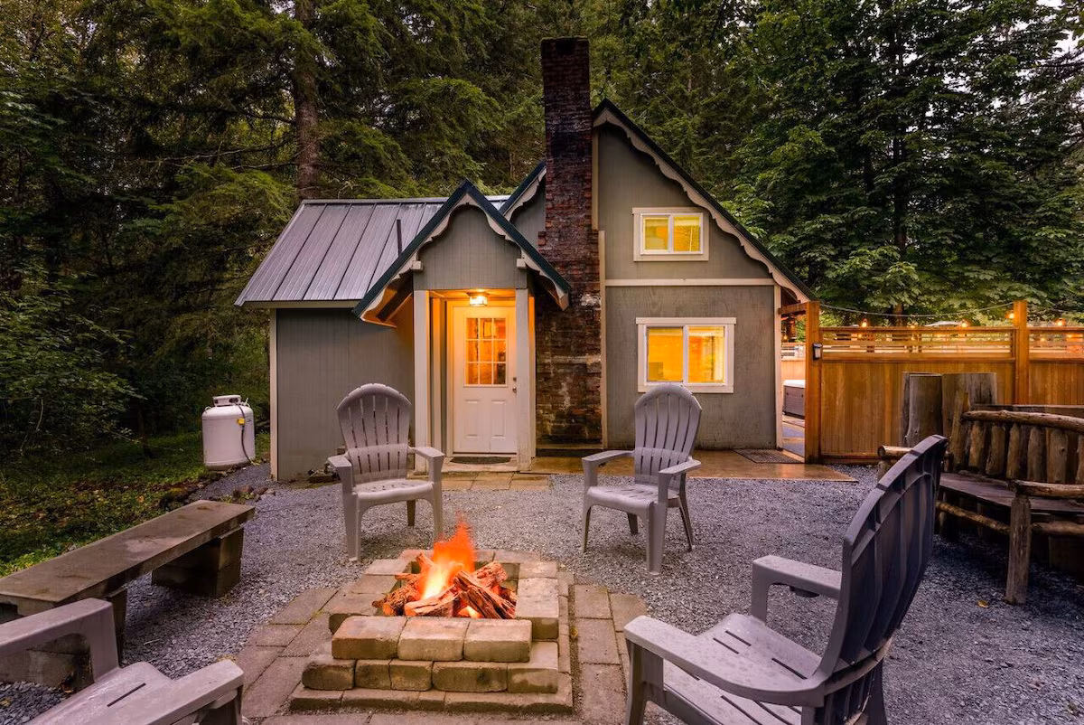 Mt Rainier Cottage, cabin with a private hot tub, photo 7