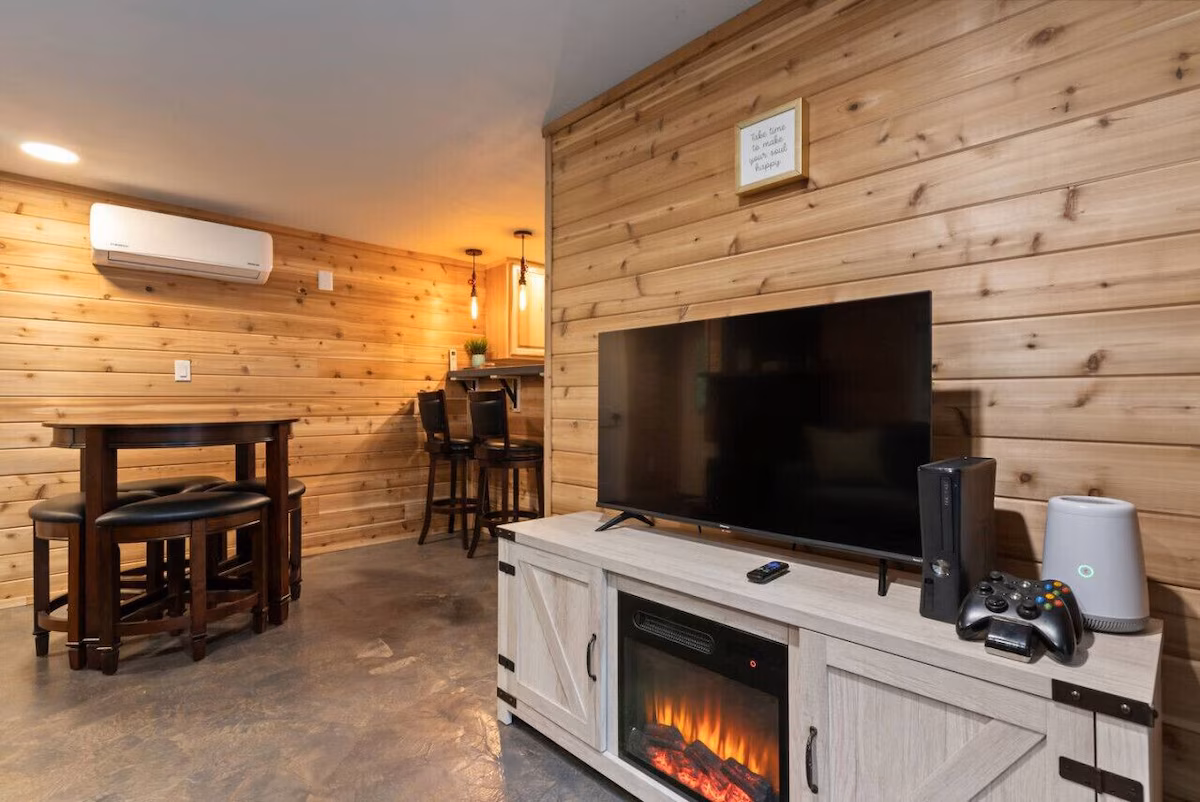 Mt Rainier Cottage, cabin with a private hot tub, photo 6