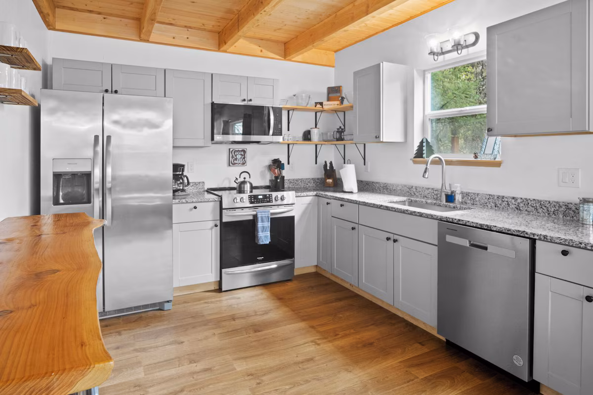 Mt. Rainier Chalet, cabin with a private hot tub, photo 6