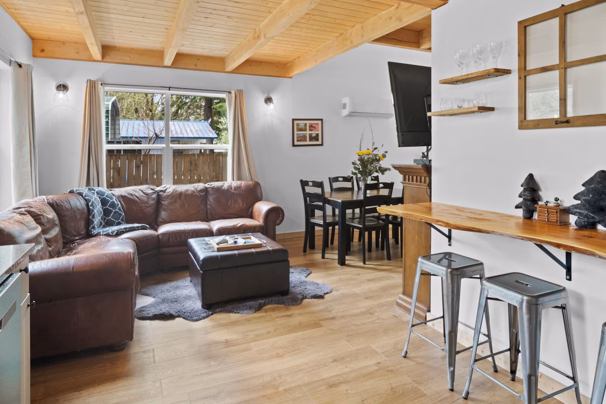 Mt. Rainier Chalet, cabin with a private hot tub, photo 2