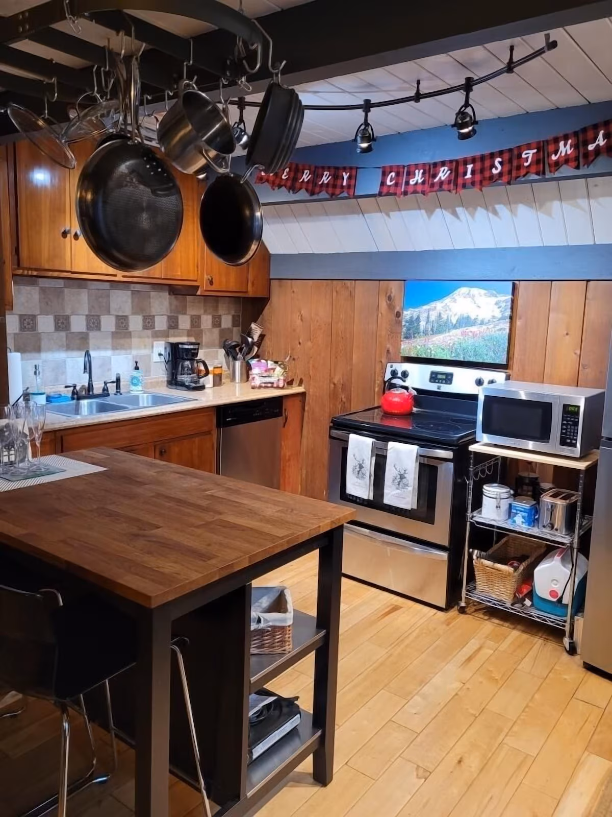 Nisqually Nest, cabin with a private hot tub, photo 6
