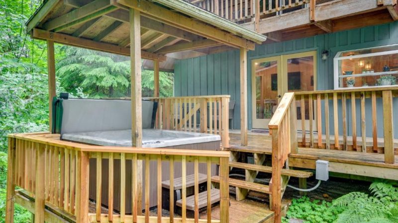 Peaceful Mt Hood Cabin, cabin with a private hot tub