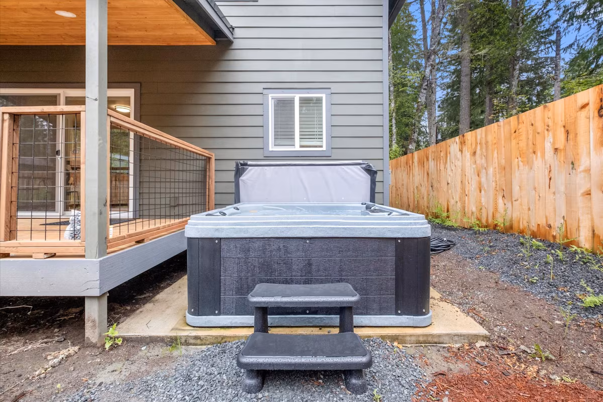 Perch – Spacious Modern Cabin, cabin with a private hot tub, photo 5