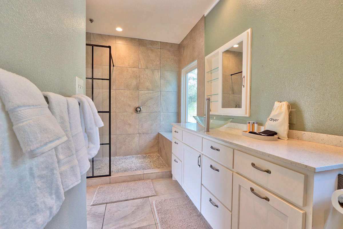 Restful Retreat, cabin with a private hot tub, photo 7