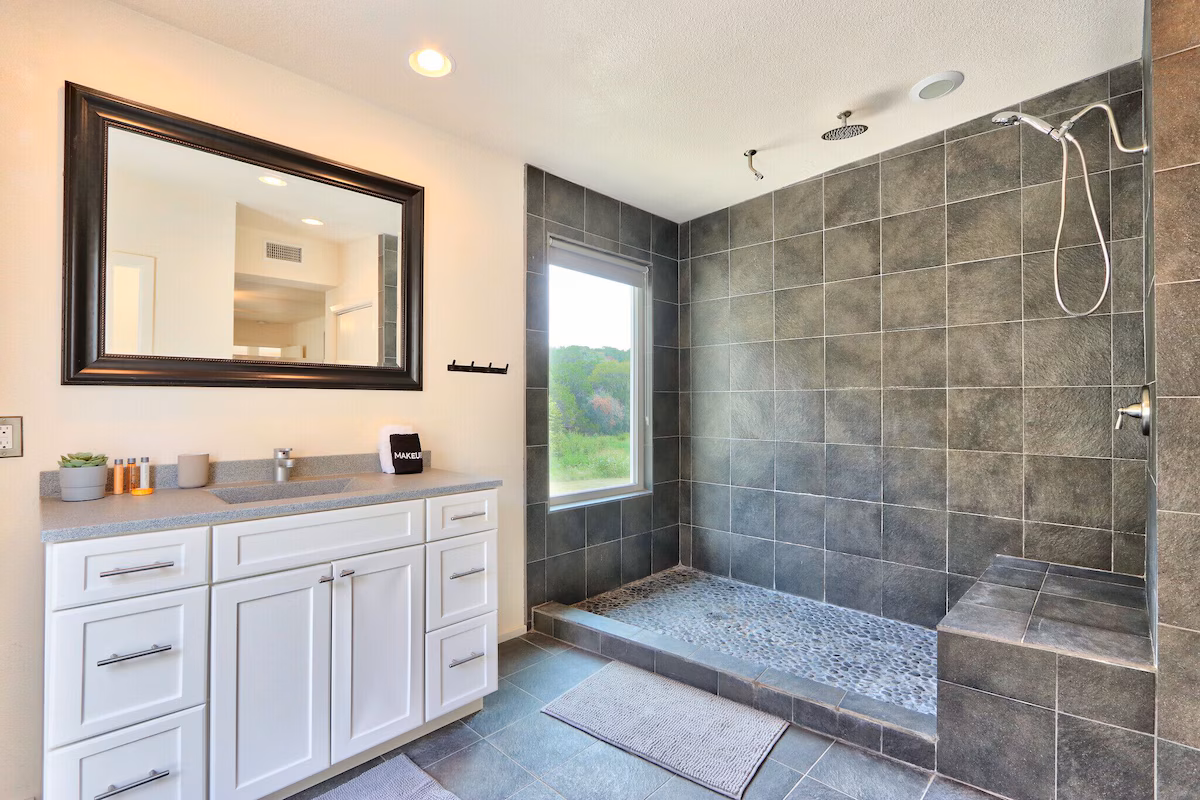 Restful Retreat, cabin with a private hot tub, photo 8