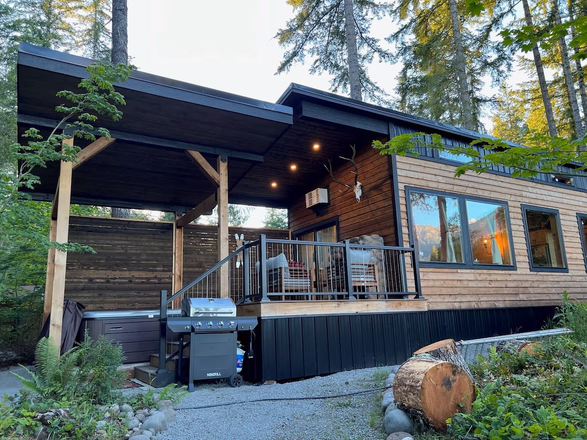 River Vista Cabin, cabin with a private hot tub, photo 3