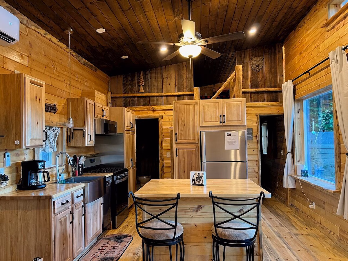 River Vista Cabin, cabin with a private hot tub, photo 2