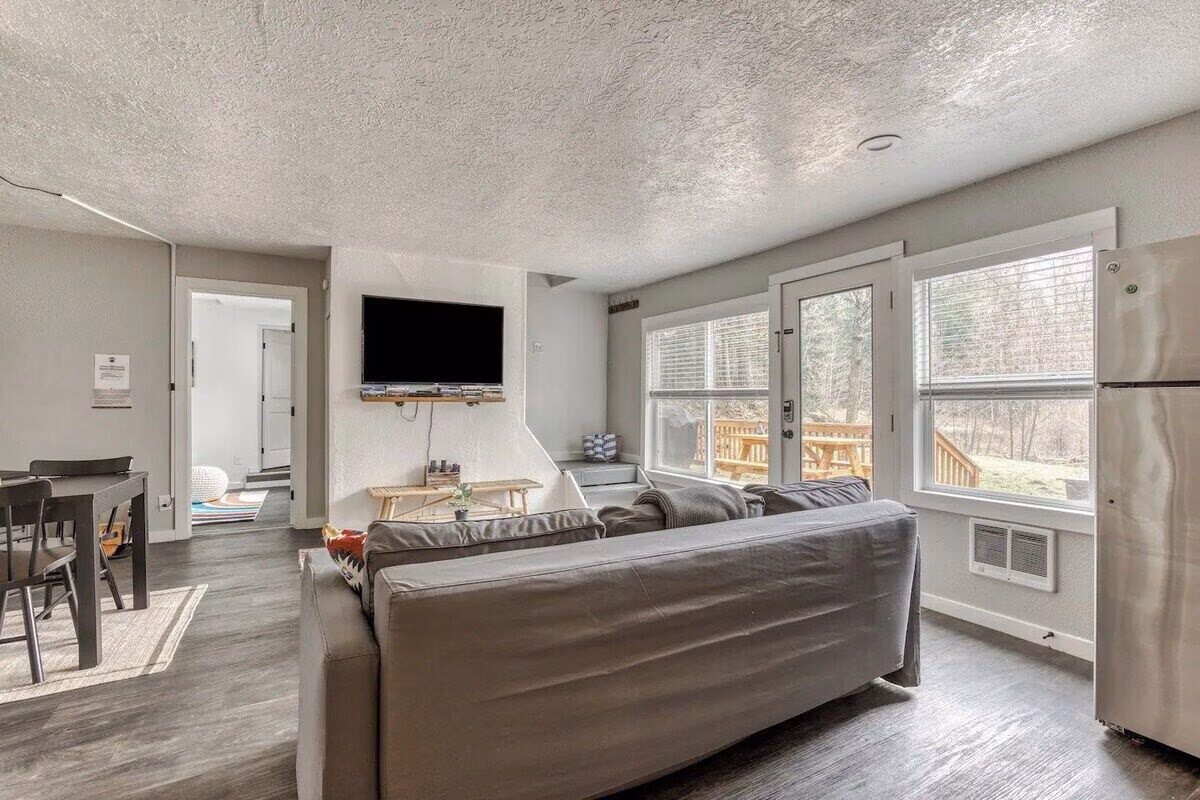 Riverbend Cabin, cabin with a private hot tub, photo 8
