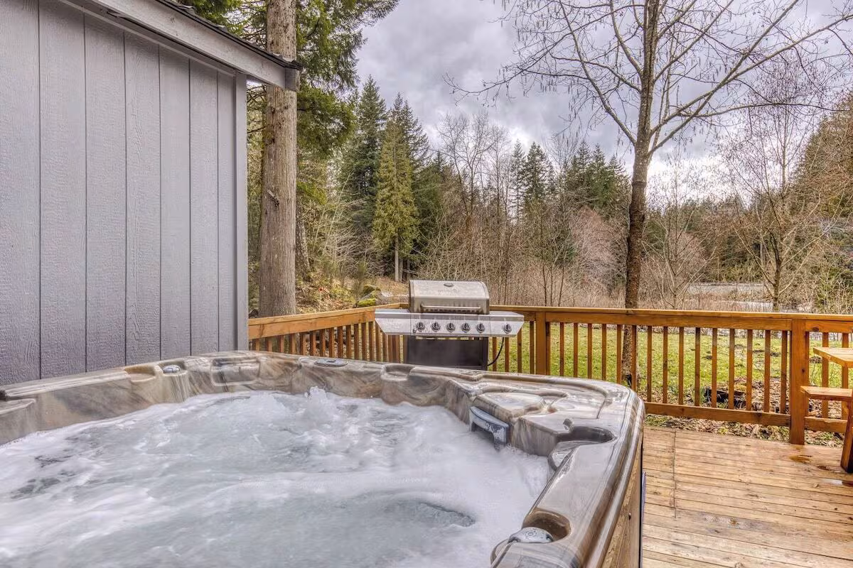 Riverbend Cabin, cabin with a private hot tub, photo 1