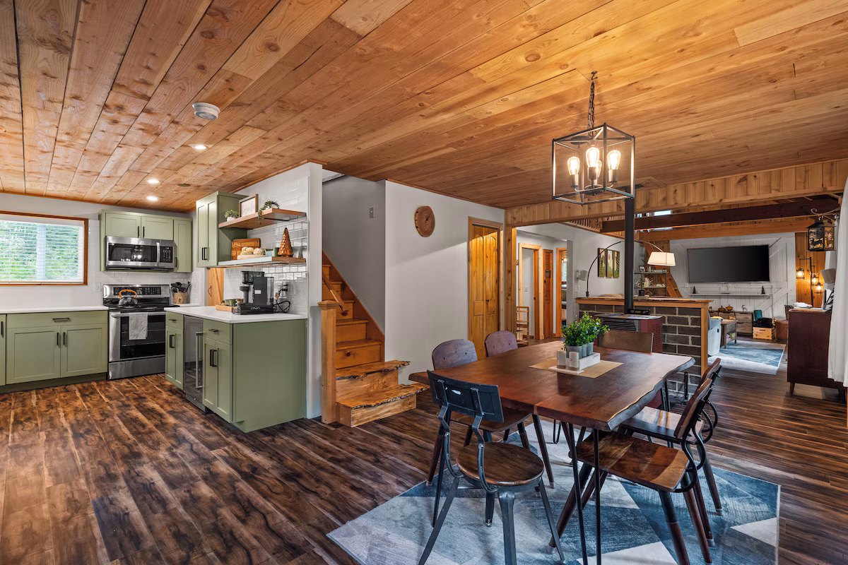 Riverfront Luxury Cabin, cabin with a private hot tub, photo 5