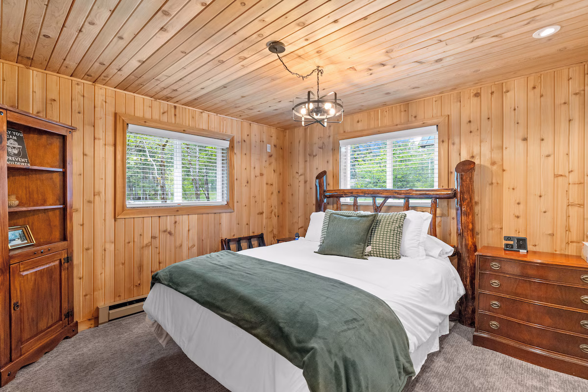 Riverfront Luxury Cabin, cabin with a private hot tub, photo 4
