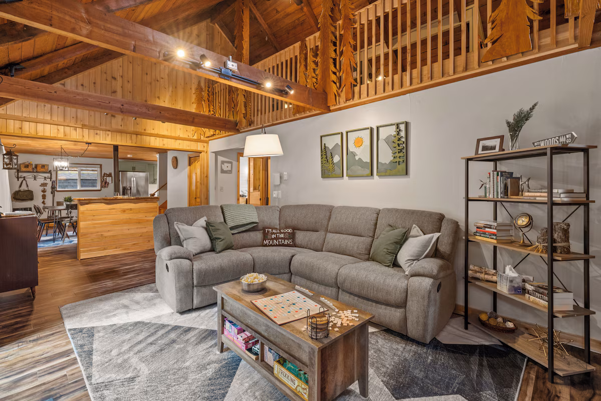 Riverfront Luxury Cabin, cabin with a private hot tub, photo 3